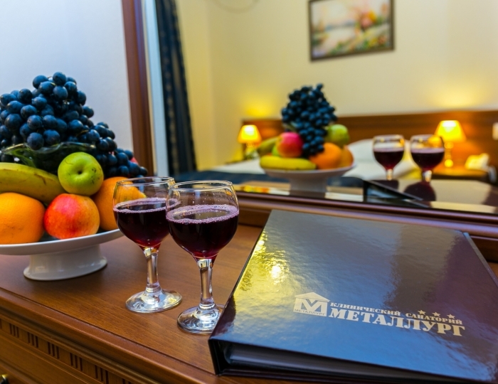 Люкс Л2м2к1,Люкс 2-местный 2-комнатный - Клинический санаторий «Металлург» Сочи